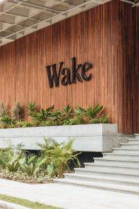 麦德林Wake - branded residences的楼梯旁的标志