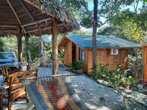 萨玛拉Eco-Turismo Guayacanes的小木屋前方设有吊床