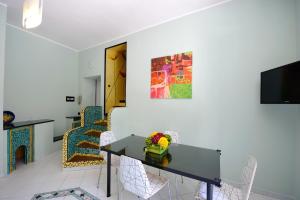 阿特拉尼拉伊多莫斯公寓的客厅设有餐桌和椅子