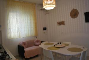 托雷坎内Casa sul mare的客厅配有桌子和沙发