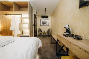 克拉古耶瓦茨Boutique Luxury Apartments的配有一张床和一张书桌的酒店客房