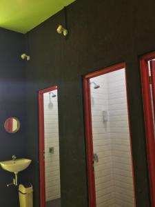 万隆Bandung Hostel的浴室设有两面镜子和盥洗盆