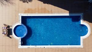 杰尔宾特Elgarden Hotel & Spa的蓝色游泳池的顶部景色