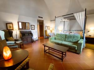 卡尔多纳卡尔多纳旅馆的客厅配有绿色沙发和桌子