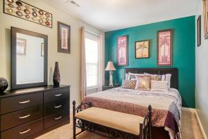 默特尔比奇Palm Oaks Estate的一间卧室配有一张床、梳妆台和镜子