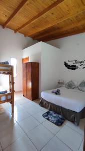 伊瓜苏港Hiraya Apart的一间卧室设有一张床和木制天花板