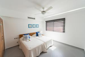 拉斯特拉纳斯Aligio Apart-hotel & Spa - Las Terrenas的白色的客房配有床和吊扇。
