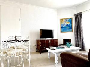 开普敦Eucalyptus Cottage的带沙发和电视的客厅