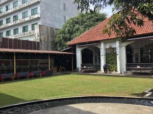 万隆Bandung Hostel的建筑前有草坪的建筑