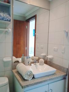 瓜亚基尔Apartments Puerto Santa Ana的一间带水槽和镜子的浴室