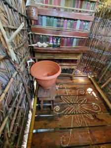 小玉米岛Derek's Place Eco-Lodge的铺有木地板的带大碗的浴室