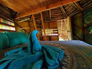 小玉米岛Derek's Place Eco-Lodge的床上有蓝色毯子