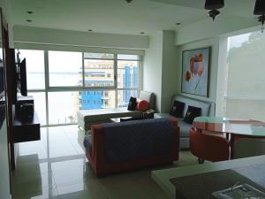 瓜亚基尔Apartments Puerto Santa Ana的客厅配有沙发和桌子