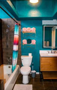 塞多纳The Three Keys duplex的蓝色的浴室设有卫生间和水槽