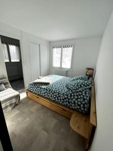 古雷特Appartement cocooning 2 chambres的一间设有床铺的卧室,位于带窗户的房间内