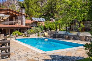 马尔马里斯Sakin Vadi Villas的一座房子后院的游泳池
