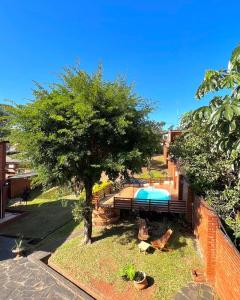 伊瓜苏港Hiraya Apart的一座带树木和游泳池的庭院