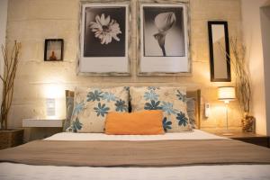 斯利马28 Peter的一间卧室配有一张带橙色枕头的床