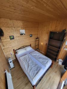 柏林柏林轻松酒店的木制客房内的一间卧室,配有一张床