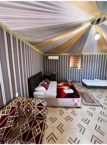 瓦迪拉姆MOHAMMED ZAWAIDAH CAMP的一间卧室设有两张床和天花板