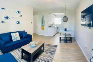 达尼亚滩Luxury House with delightful beach Style!的客厅配有蓝色的沙发和桌子
