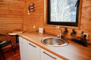 梅斯蒂亚Cozy chalet in Mestia的小木屋内的厨房配有水槽