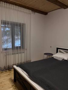 斯拉夫西克Hillside的一间卧室设有一张大床和一个窗户。