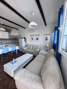塞博河畔卡莱塔La casita de Yolanda的客厅配有沙发和桌子