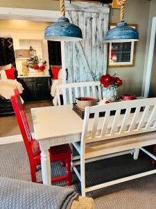 荷马Oceanhouse的一张带两把椅子和蓝光的餐桌