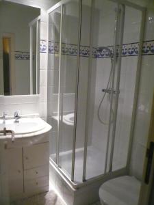 洛克伦拉巴拉卡酒店的带淋浴和盥洗盆的浴室