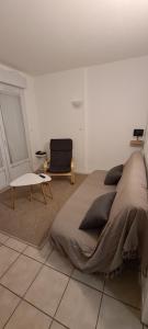 迪涅莱班Residence T2 du Golf de Digne的一间卧室配有一张大床和一把椅子