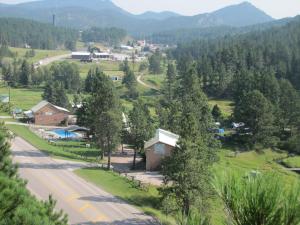 希尔城Black Hills Motel at Quail's Crossing的山中的一个小镇,有一条路