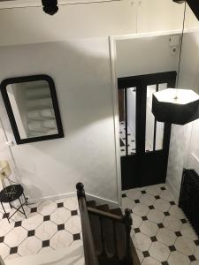 勒法韦La Maison de Louisette的一间带水槽和镜子的浴室