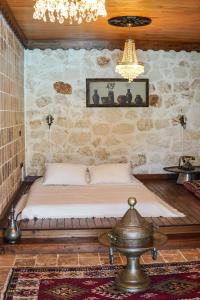 Kapaklı里克雅约卢帕拉斯酒店的一间卧室配有一张床和一个吊灯
