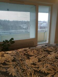 新考蓬基Ylimmän kerroksen luksusnäkymät ydinkeskustassa的一间卧室设有一张床和一个大窗户