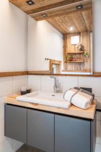安纳贝格-伦格茨Chalet Schintlbauer的一间带水槽和木制天花板的浴室