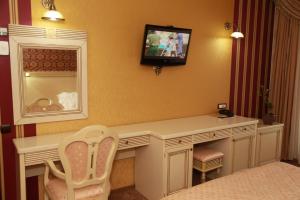 雅西Hotel Majestic的客房设有书桌、电视和椅子