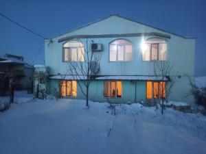 库巴Orchard的雪中灯火通明的房子