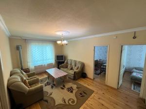 库巴Orchard的客厅配有两张沙发和一张桌子