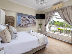 内尔斯普雷特Wölfe Krantz Luxury Accommodation的卧室设有白色的床和大窗户