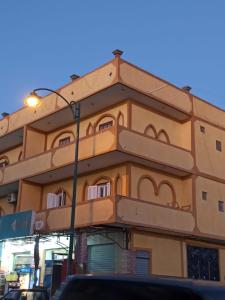 锡瓦Al-Manara Hostel Siwa Oasis的前面有路灯的建筑