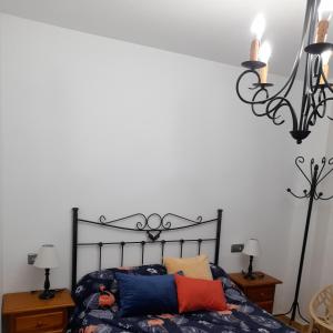 穆尔西亚Alojamientos Rurales Villora的一间卧室配有带枕头的床