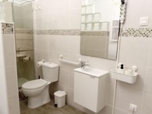 奇克拉纳－德拉弗龙特拉Casa tranquila , muy bien ubicada的白色的浴室设有卫生间和水槽。