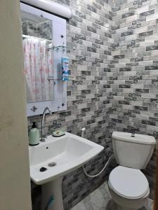达喀尔Casa Djoko的浴室配有白色卫生间和盥洗盆。