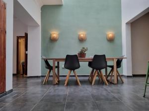 大加那利岛拉斯帕尔马斯Compass House的一张木桌,带四把椅子