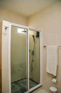 圣菲利佩Cruzeiro Guest House的浴室里设有玻璃门淋浴