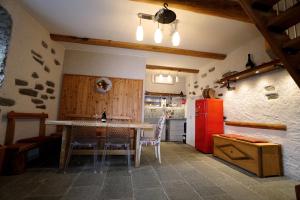 TrontanoCASA DEL CECCO的厨房配有桌子和红色冰箱