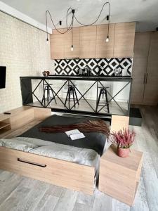 华沙Smart Apartment Ogrodowa的一间设有床铺和桌子的房间