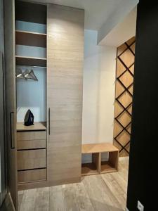华沙Smart Apartment Ogrodowa的带木门衣柜的房间