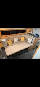 巴勒莫Giorgia House Boat的船上的白色沙发,配有黄色枕头